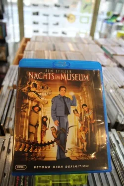 Bild: Blurays, Bluray-DVD – Nachts im Museum ©beats-bytes.de Bild: Blurays, Bluray-DVD, Blu-ray Disc (vom violetten Lichtstrahl des verwendeten Lasers )